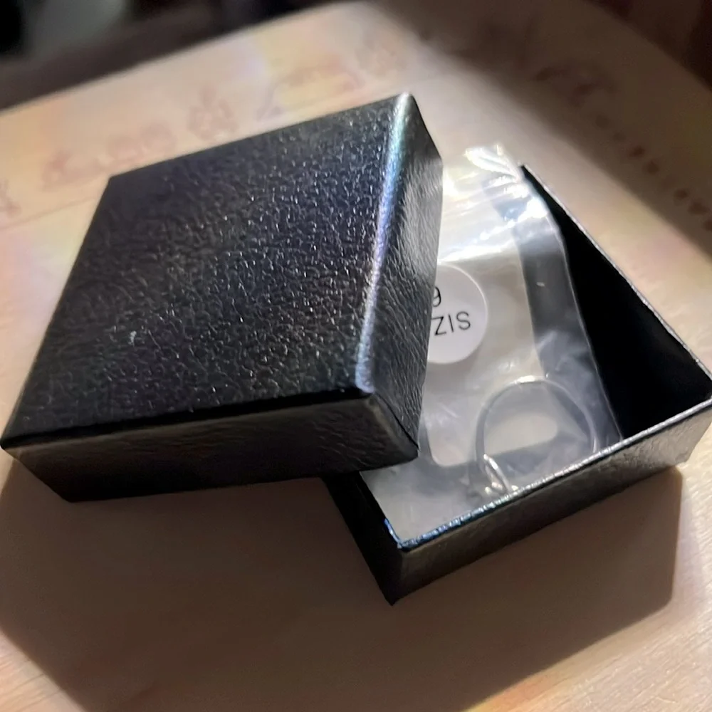 NWT 💍 STAMPED .925 STERLING SILVER INFINITY PRETZEL KNOT RING IN GIFT BOX Size 7 - Picture 5 of 5